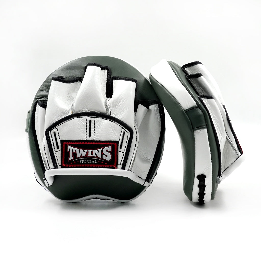 Paar Twins Special focus mitts in olijfgroen en wit, met rode logo-opdruk en witte targetcirkel op de voorkant.