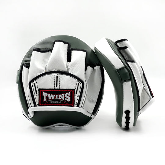 Paar Twins Special focus mitts in olijfgroen en wit, met rode logo-opdruk en witte targetcirkel op de voorkant.