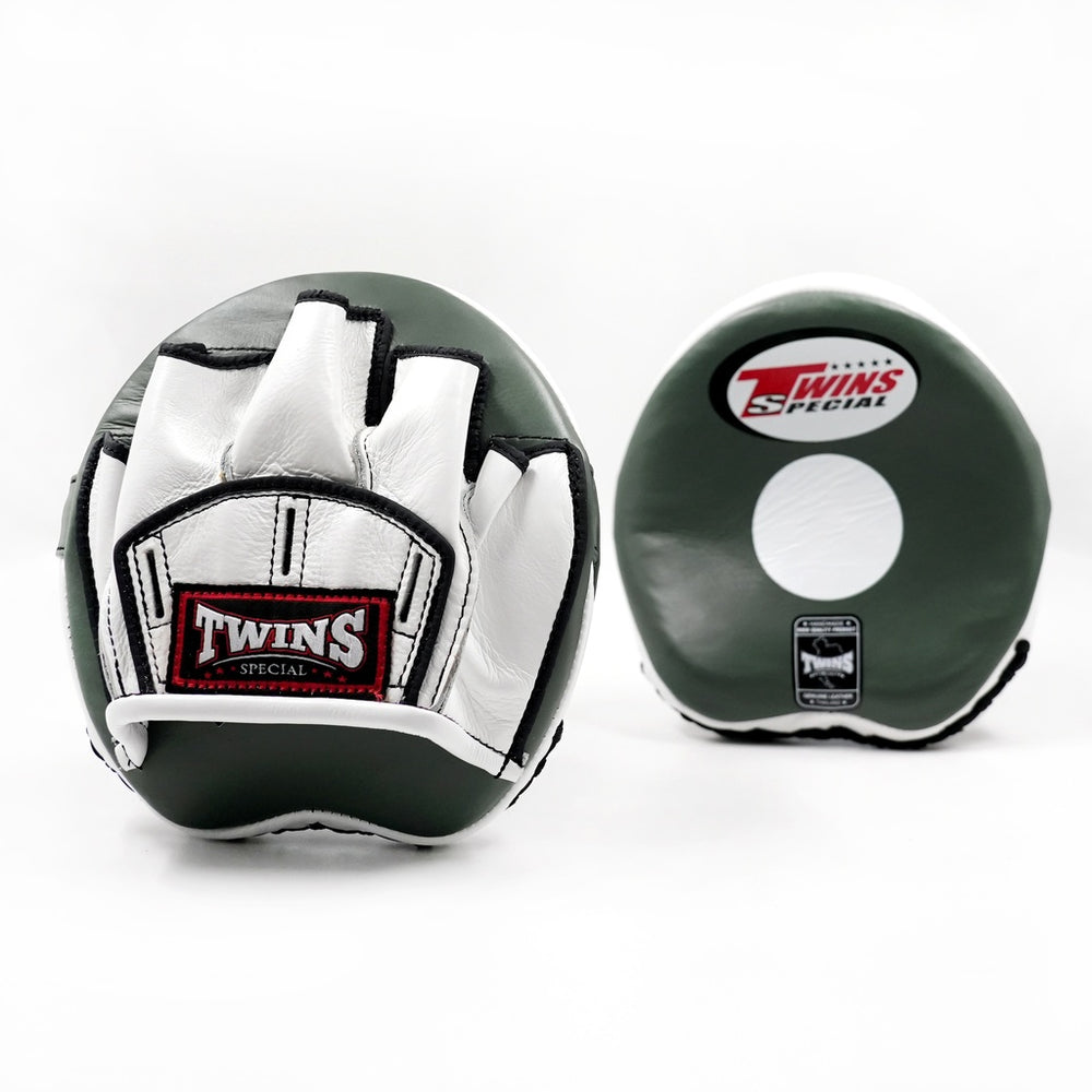 Paar Twins Special focus mitts in olijfgroen en wit, met rode logo-opdruk en witte targetcirkel op de voorkant.