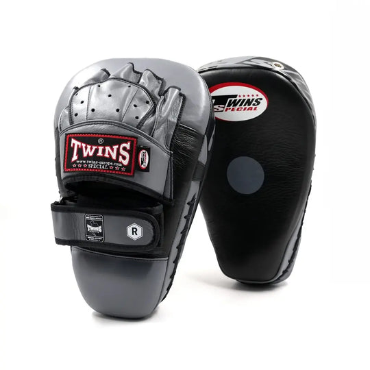 Twins Special PML 21 focus mitts zwart/grijs leer met rood logo en targetpunt, ideaal voor boks- en kickbokstraining