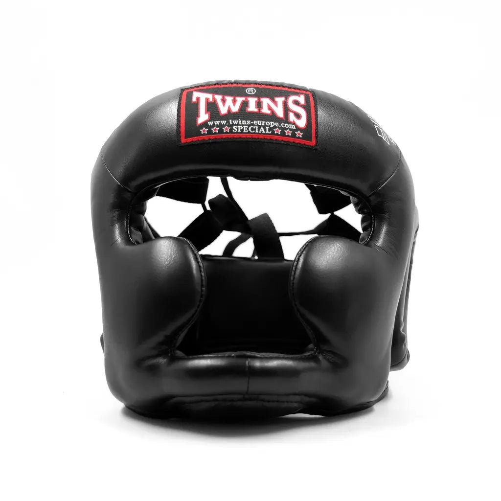 Zwarte Twins hoofdbeschermer met volledige gezichtsbescherming, vooraanzicht met rood Twins-logo zichtbaar op het voorhoofd.