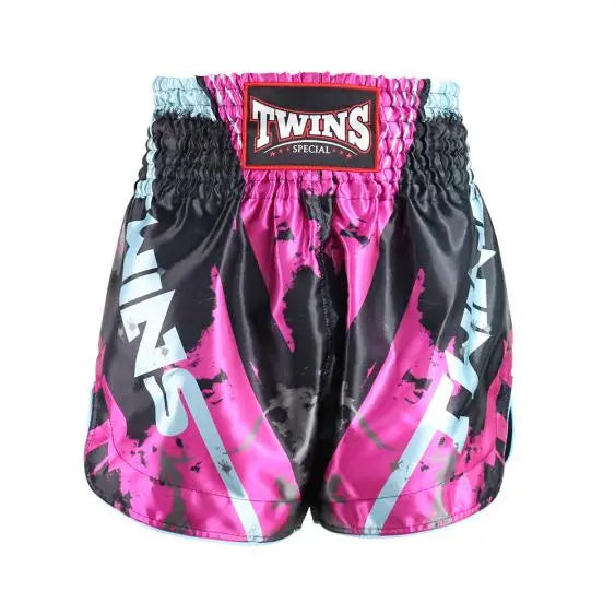 Twins Special Muay Thai short in zwart met roze en lichtblauwe accenten, brede tailleband en groot TWINS-logo aan de voorkant.
