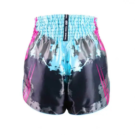 Achteraanzicht van Twins Special Muay Thai short in zwart met roze en lichtblauwe details en brede elastische tailleband.