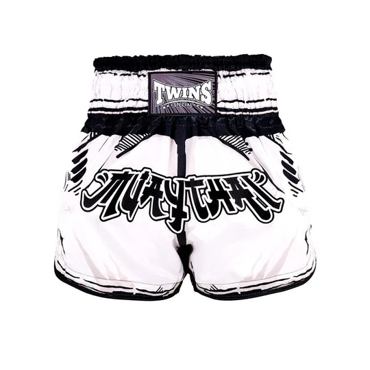 Twins Special Muay Thai short in wit met zwarte details, brede tailleband en grote Muay Thai-opdruk aan de voorkant.