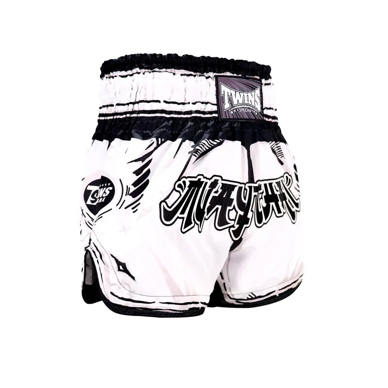 Twins Special Muay Thai short in wit met zwarte details, voorzien van brede tailleband en opvallende Muay Thai-opdruk.