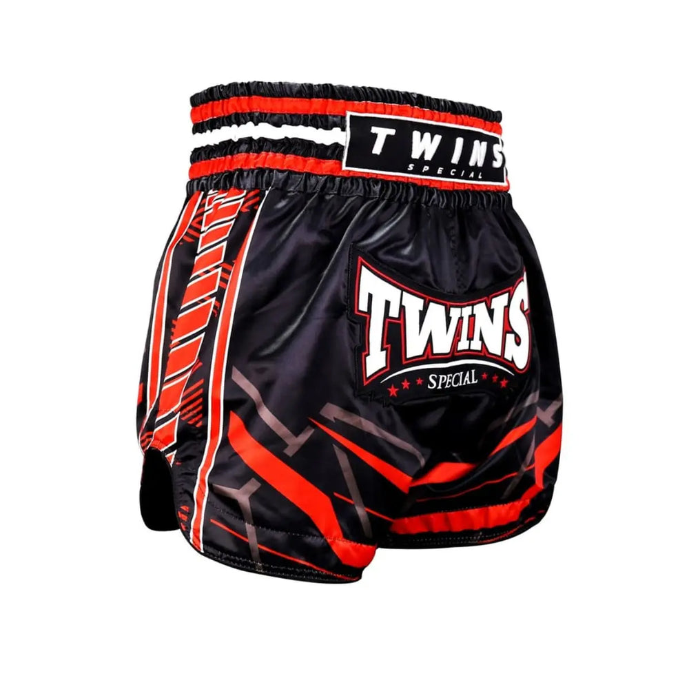 Twins Special kickboksbroekje in zwart met rode en witte details en groot Twins-logo op de voorkant. Het short heeft een brede elastische tailleband en een licht, glanzend ontwerp voor maximale bewegingsvrijheid tijdens kickbokstraining. Ideaal voor intensieve trainingen en sparsessies.