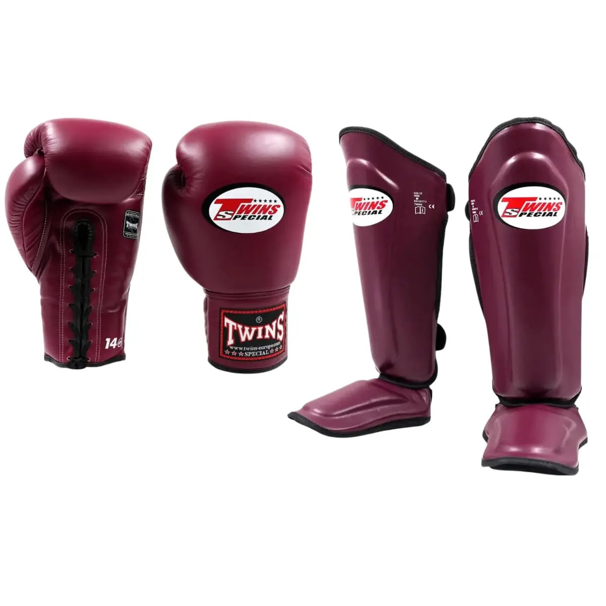 Twins Special set in bordeaux bestaande uit bokshandschoenen met vetersluiting en bijpassende scheenbeschermers met stevige padding en voetbescherming. Beide voorzien van het herkenbare Twins-logo en ontworpen voor optimale bescherming tijdens boksen en kickbokstraining.