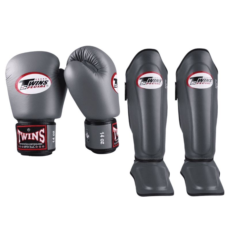 Complete grijze Twins kickboksset met handschoenen en scheenbeschermers, ontworpen voor optimale bescherming en comfort tijdens training en sparren