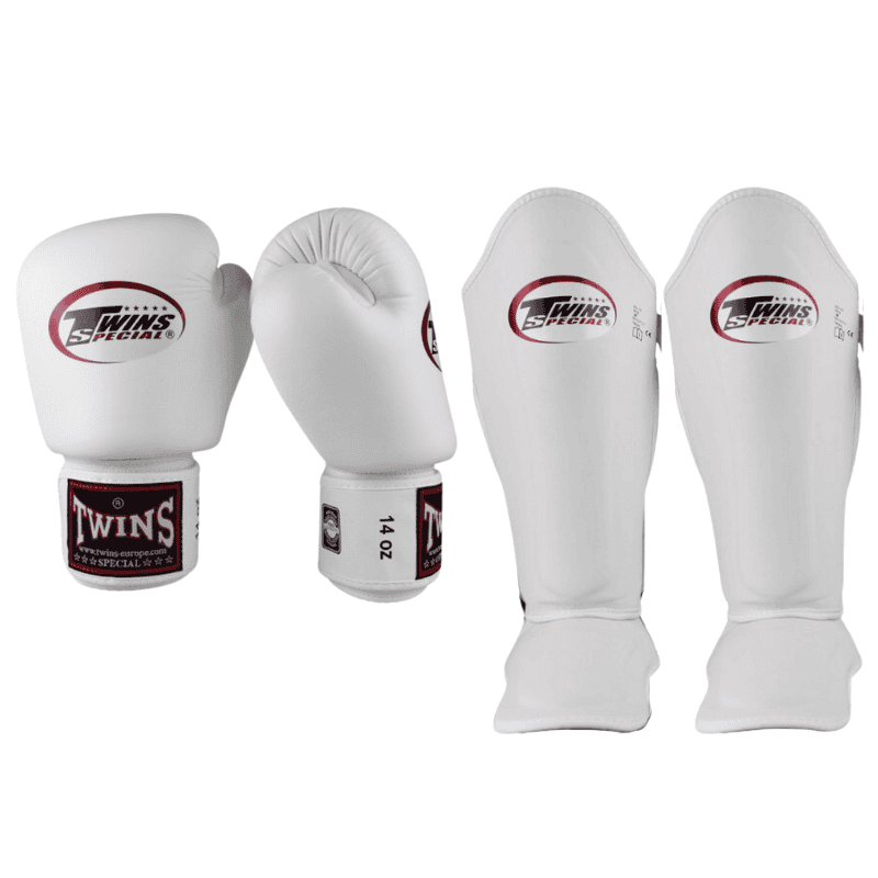 Complete Twins Kickboks Set Wit met witte bokshandschoenen en bijpassende witte scheenbeschermers