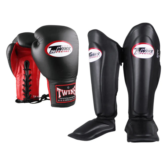 Twins Special set met zwarte bokshandschoenen met rode vetersluiting en bijpassende zwarte scheenbeschermers, ideaal voor kickboks training.
