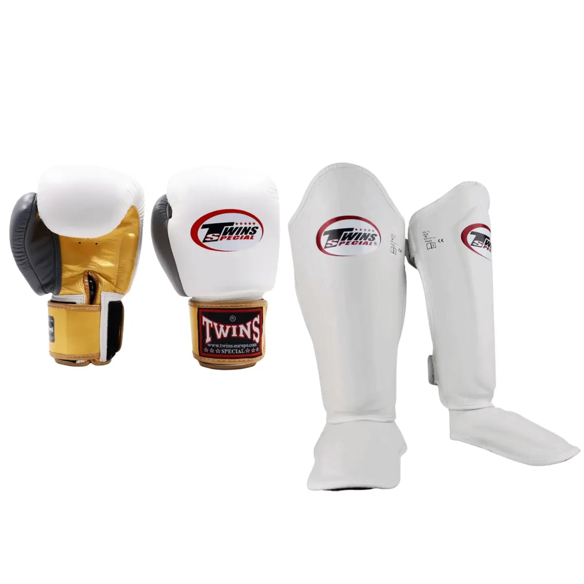 Twins Special bokshandschoenen en scheenbeschermers in wit met rood logo, ideaal voor kickboksers die stijl en bescherming willen combineren.