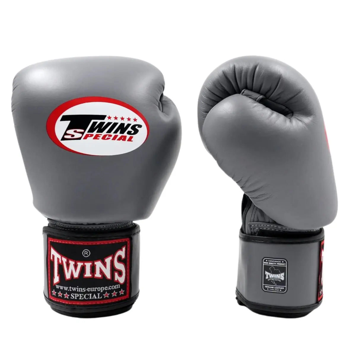 Twins Special Bokshandschoenen Grijs – Paar hoogwaardige leren bokshandschoenen in stijlvolle grijze kleur met zwart-rode polsband en het iconische Twins-logo. Bieden maximale bescherming, uitstekende demping en stevige polsondersteuning tijdens bokstraining en sparring. Perfect voor boksers die comfort, duurzaamheid en prestaties willen combineren.