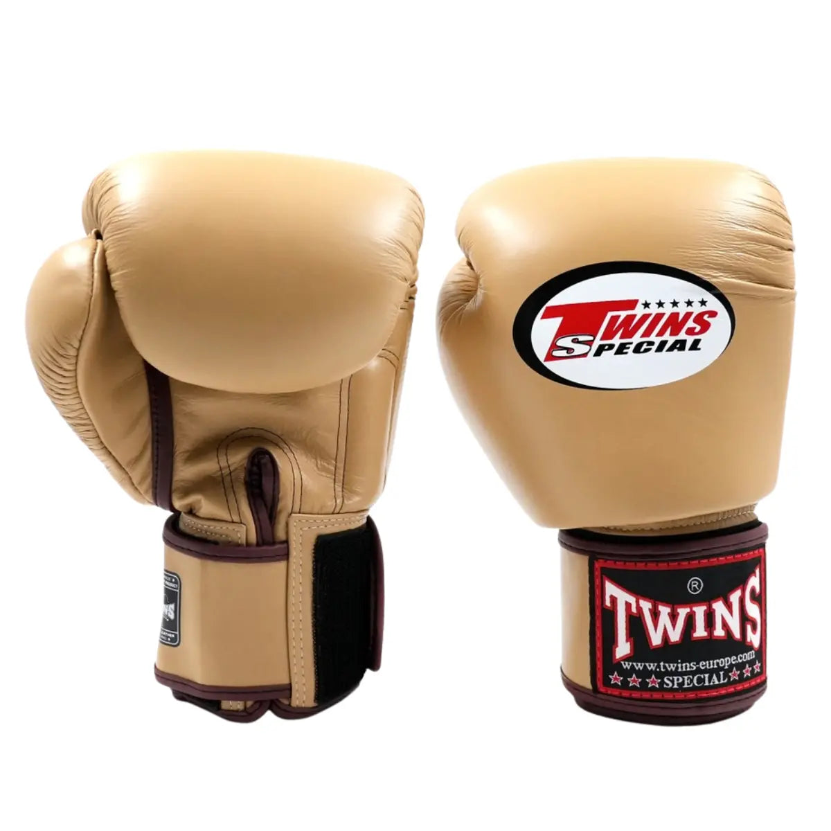 Twins Special Bokshandschoenen Latte – Leren bokshandschoenen in elegante latte-kleur met het herkenbare Twins-logo op de polsband. Bieden uitstekende schokabsorptie en ondersteuning tijdens bokstrainingen en sparring. Ideaal voor boksers die comfort, duurzaamheid en stijl willen combineren.