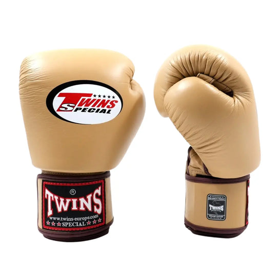 Twins Special Bokshandschoenen Latte – Hoogwaardige leren bokshandschoenen in een stijlvolle latte-kleur met het klassieke Twins-logo op de polsband. Bieden uitstekende bescherming, demping en polssteun voor intensieve bokstraining en sparring. Perfect voor vechters die gaan voor comfort, duurzaamheid en een premium uitstraling.