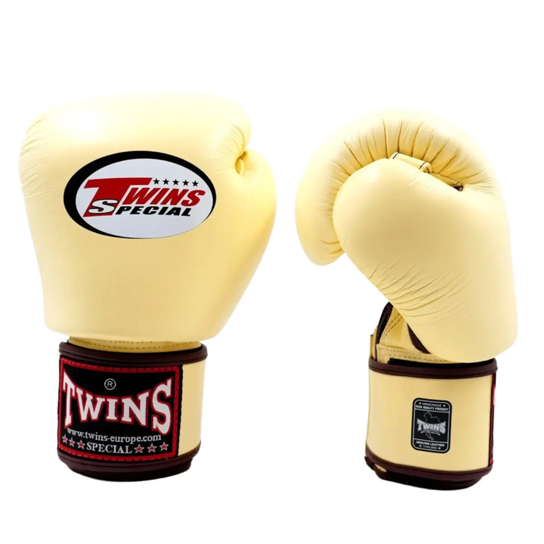 Twins Special Bokshandschoenen Vanila – Luxe leren bokshandschoenen in zachte crèmekleur met het klassieke Twins-logo en contrasterende bordeaux details. Ontworpen voor intensieve bokstraining en sparring met optimale demping en polsondersteuning. Ideaal voor boksers die stijl en kwaliteit willen combineren.