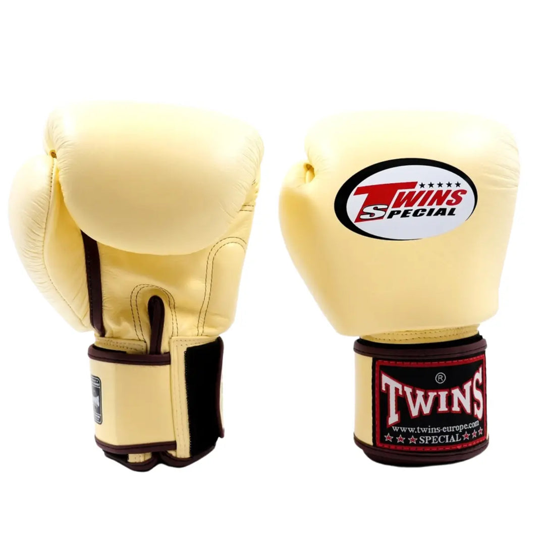 Twins Special Bokshandschoenen Vanilla – Hoogwaardige leren bokshandschoenen in zachte vanillekleur met het klassieke Twins-logo en donkerrode polsband. Ontworpen voor intensieve bokstraining en sparring met maximale demping en polsondersteuning. Perfect voor boksers die comfort, duurzaamheid en stijl waarderen.