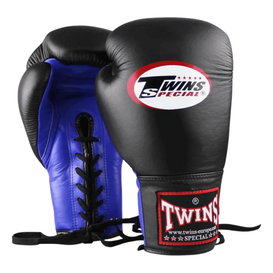 Zwart-blauwe Twins Special bokshandschoenen met vetersluiting, gemaakt van hoogwaardig leer en geschikt voor professionele bokstraining.