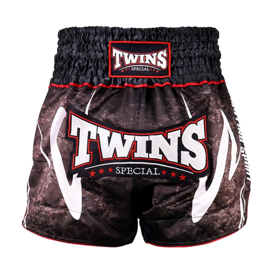 Twins Special TTBL kickboksbroekje in rusty black camouflage met groot Twins-logo op de voorzijde en brede elastische tailleband. Lichtgewicht short met hoge zijsplitten voor maximale bewegingsvrijheid tijdens intensieve kickbokstraining in de gym.