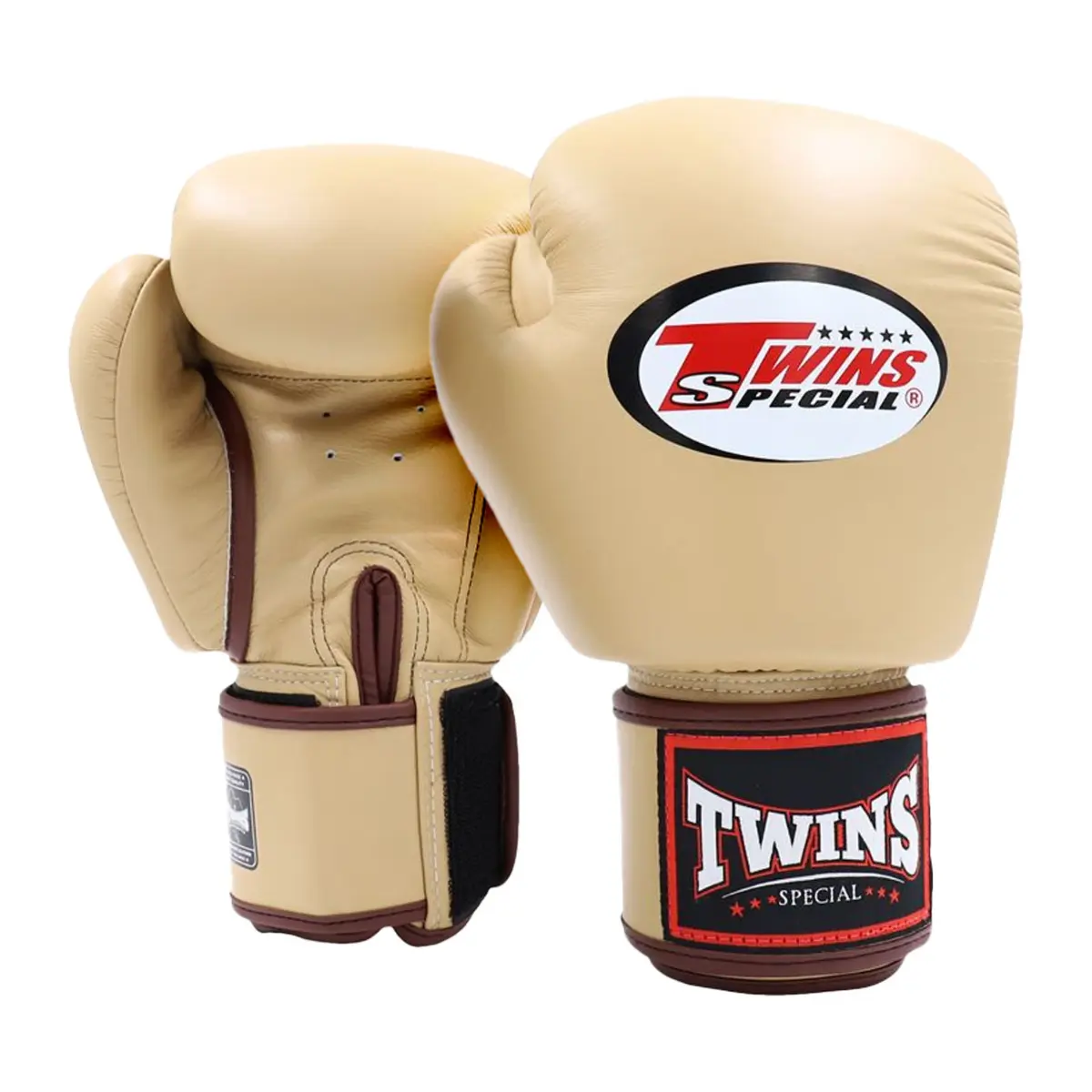 Paar beige bokshandschoenen van Twins Special met bruine accenten en stevige klittenbandsluiting, ontworpen voor intensieve vechtsporttraining.









