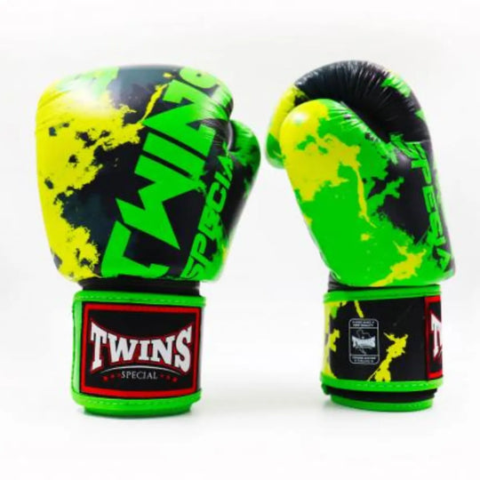 Set bokshandschoenen met een neon groen, geel en zwart splash-patroon, voorzien van groot TWINS-logo en stevige klittenbandsluiting.










