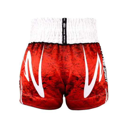 Achteraanzicht van het rood-zwarte Twins Special kickboksbroekje, met witte dynamische accenten en een stevige, elastische tailleband. Het ontwerp benadrukt mobiliteit en ventileert goed tijdens intensieve kickbokstrainingen. De korte snit en lichte satijn polyester stof maken dit model perfect voor snelle combinaties en traptechnieken. Een klassieke keuze met moderne flair.