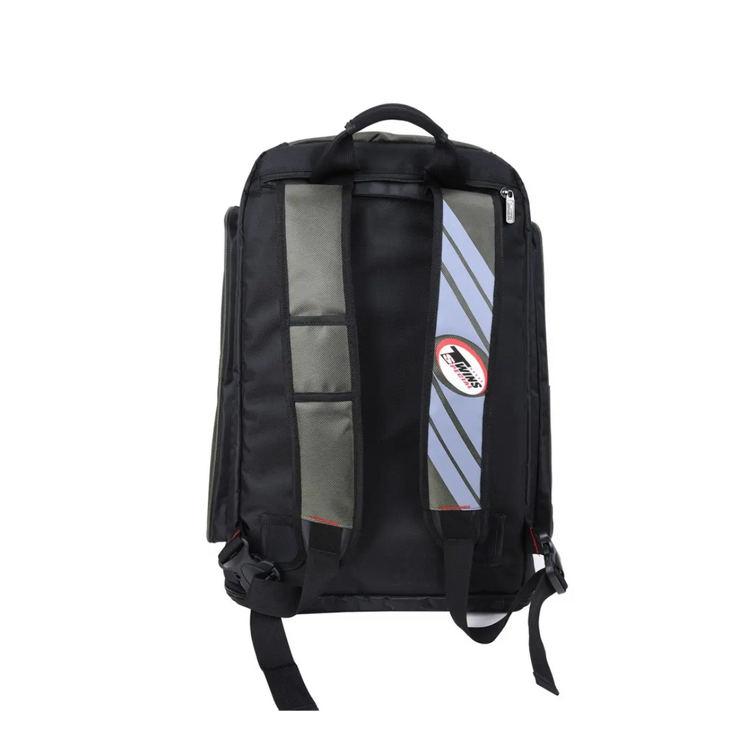 Achteraanzicht van de Twins Special rugzak in olijfgroen en zwart, voorzien van gevoerde verstelbare schouderbanden met het kenmerkende Twins-logo en schuine blauwe strepen. Deze ergonomische draagbanden zorgen voor optimaal draagcomfort tijdens je trip naar de gym.