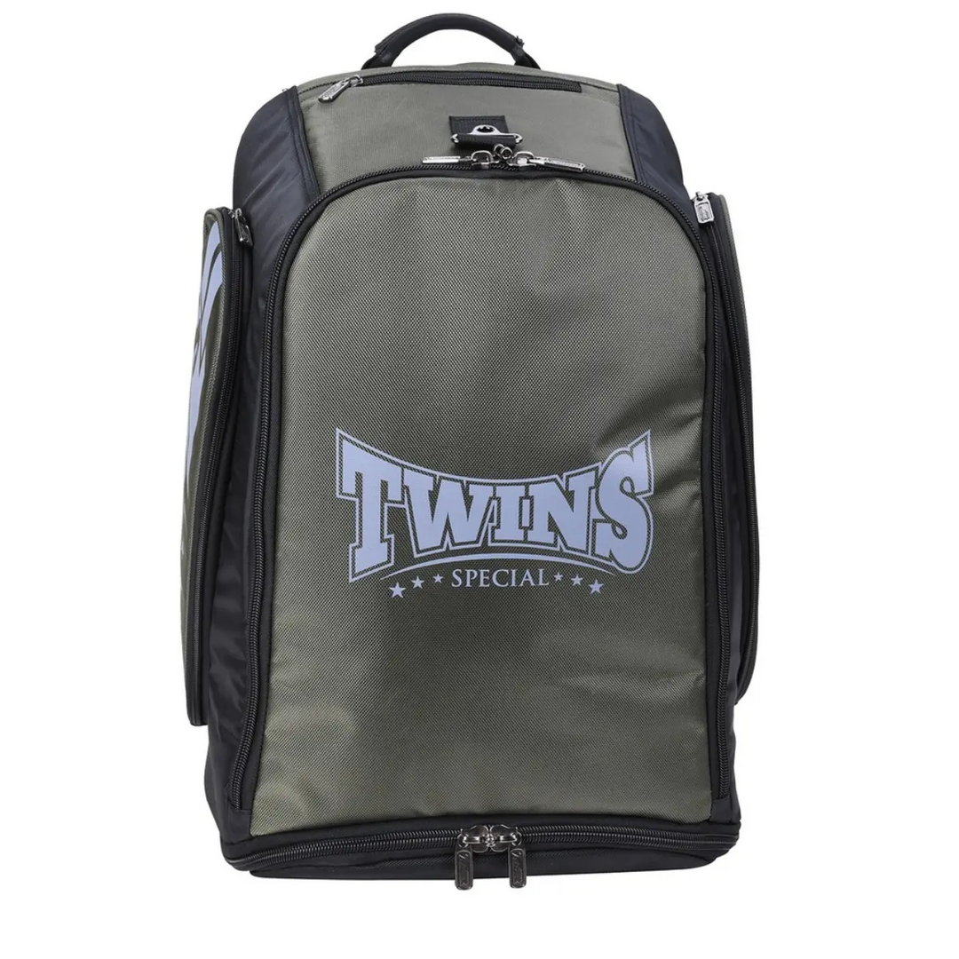 Vooraanzicht van de Twins Special rugzak in legergroen met zwart, voorzien van een opvallend TWINS-logo in lichtblauw. Gemaakt van slijtvast polyester, met meerdere vakken en robuuste ritsen voor intensief gebruik door kickboksers en boksers.
