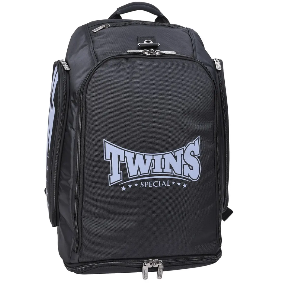 Vooraanzicht van de zwarte Twins Special rugzak met het iconische blauwe logo. De tas is voorzien van meerdere ritsvakken, inclusief een apart ondervak voor natte kleding of scheenbeschermers. Ideaal voor kickboksers die hun gear georganiseerd willen vervoeren.