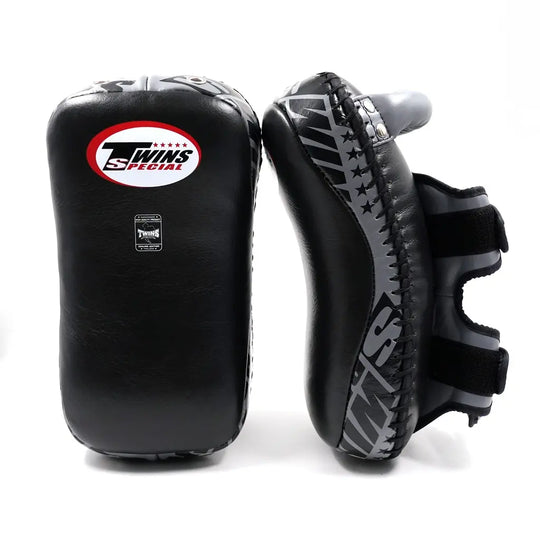 Twins Special KPL 12 kick pads zwart/grijs leer met rode logo-opdruk, dubbele klittenbandsluiting en verstevigde zijkanten voor intensieve kickbokstraining