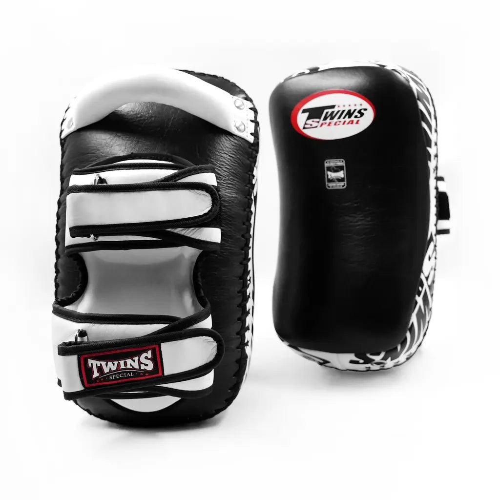 Twins Special KPL 12 kick pads zwart/wit leer met stevige handgreep en dubbele klittenbandsluiting, ideaal voor intensieve kickbokstraining.