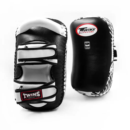 Twins Special KPL 12 kick pads zwart/wit leer met stevige handgreep en dubbele klittenbandsluiting, ideaal voor intensieve kickbokstraining.