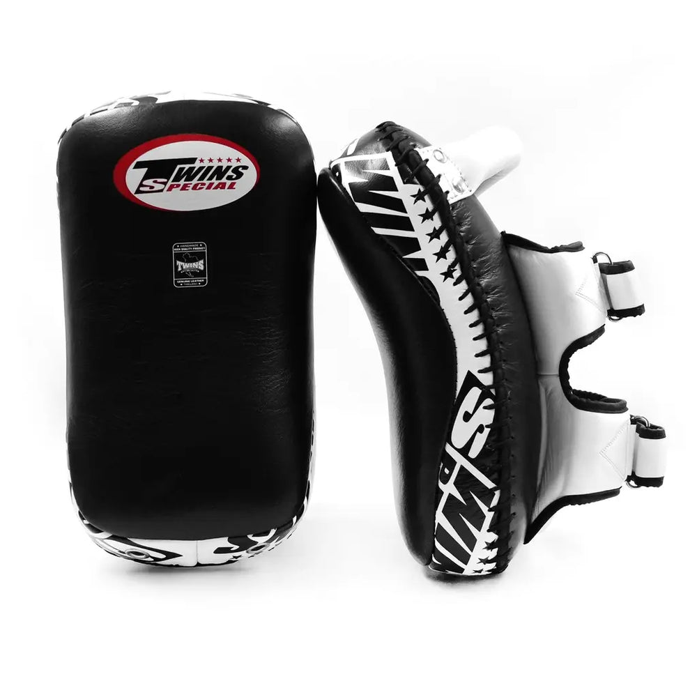 Twins Special KPL 12 kick pads zwart/wit leer met rood logo, verstevigde zijkanten en dubbele klittenbandsluiting voor kickboksen en Muay Thai