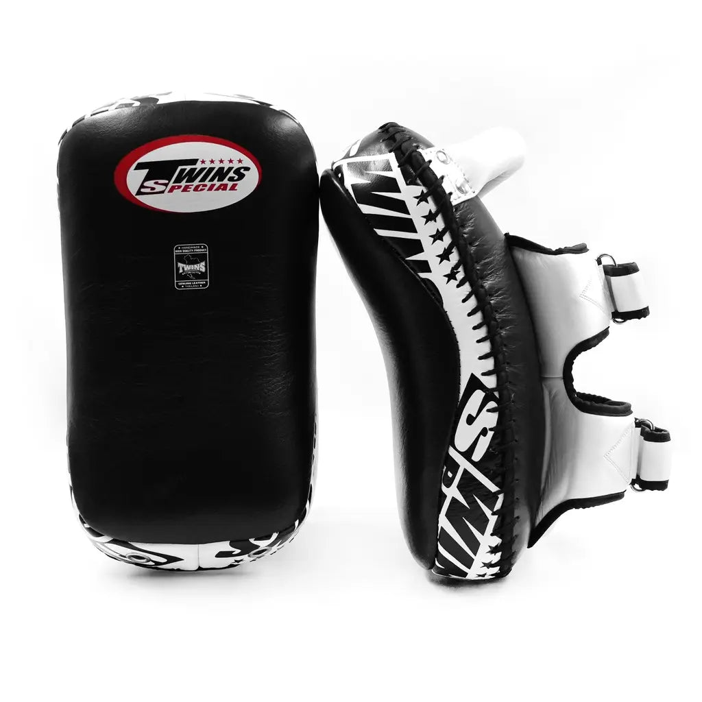 Twins Special KPL 12 kick pads zwart/wit leer met rood logo, verstevigde zijkanten en dubbele klittenbandsluiting voor kickboksen en Muay Thai