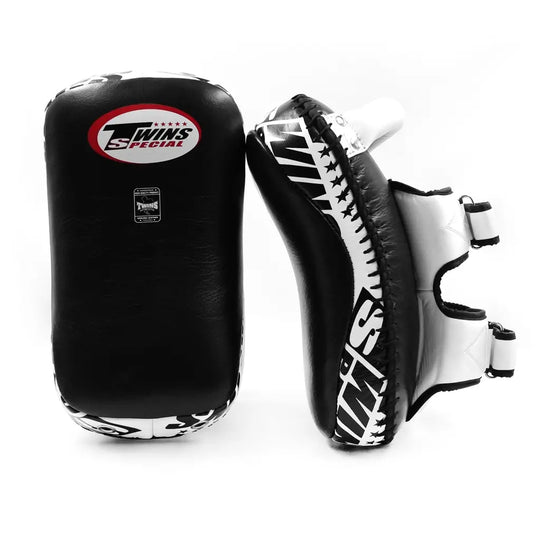 Twins Special KPL 12 kick pads zwart/wit leer met rood logo, verstevigde zijkanten en dubbele klittenbandsluiting voor kickboksen en Muay Thai