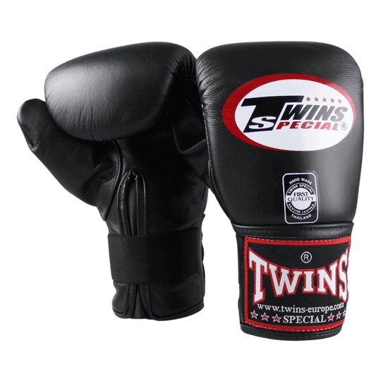 Paar zwarte Twins zakhandschoenen TBM 1, met geaccentueerd wit-rood logo en stevige klittenbandsluiting.