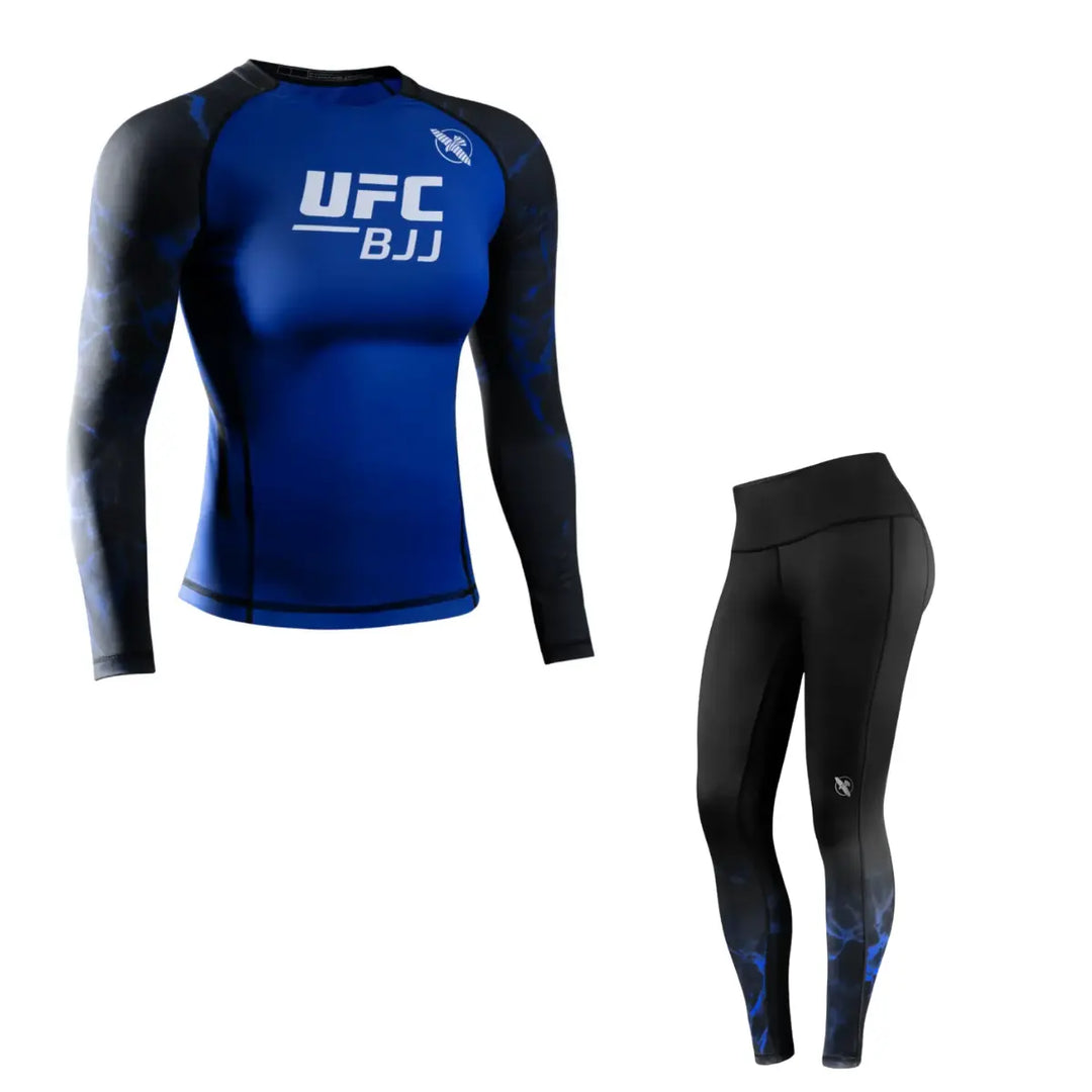 Productfoto van een UFC BJJ dames set met een blauw-zwarte long sleeve rashguard en zwarte sportleggings met blauwe accenten, weergegeven tegen een witte achtergrond.