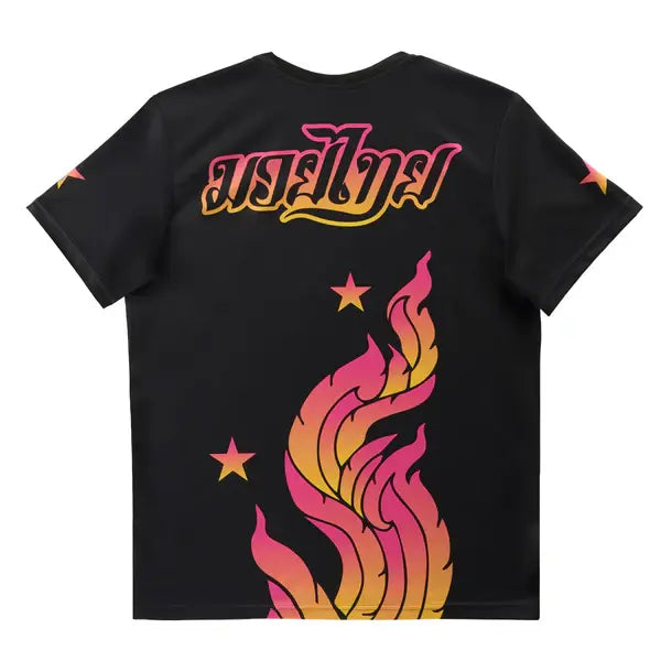 Achteraanzicht van het Yokkao The Flame workout T-shirt in zwart met groot Thaise opschrift in roze en geel. De onderzijde wordt gekenmerkt door een opvallende vlamprint met kleurverloop en sterdetails. Het krachtige design geeft het shirt een dynamische en sportieve uitstraling tijdens trainingen.