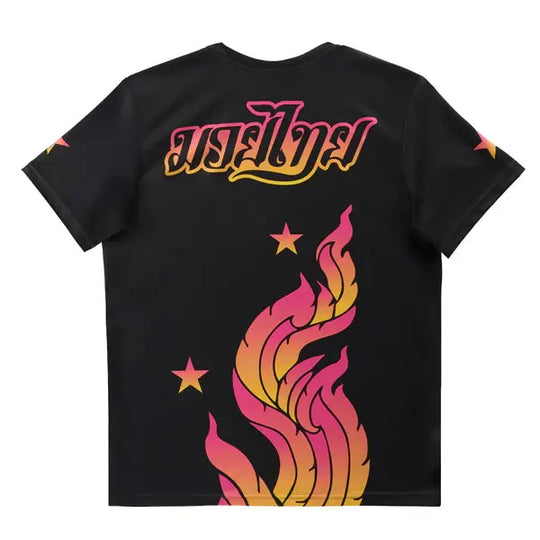 Achteraanzicht van het Yokkao The Flame workout T-shirt in zwart met groot Thaise opschrift in roze en geel. De onderzijde wordt gekenmerkt door een opvallende vlamprint met kleurverloop en sterdetails. Het krachtige design geeft het shirt een dynamische en sportieve uitstraling tijdens trainingen.