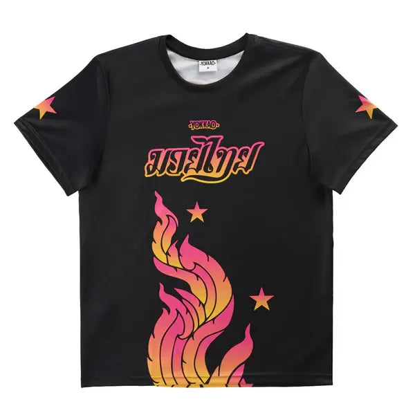 Vooraanzicht van het Yokkao The Flame workout T-shirt in zwart met opvallende vlamprint in roze en geel. Op de borst staat het Yokkao-logo met Thaise tekst, terwijl de onderzijde wordt gekenmerkt door een dynamisch vlamdesign en sterdetails op de mouwen. Het sportieve ontwerp zorgt voor een krachtige en opvallende uitstraling tijdens trainingen.