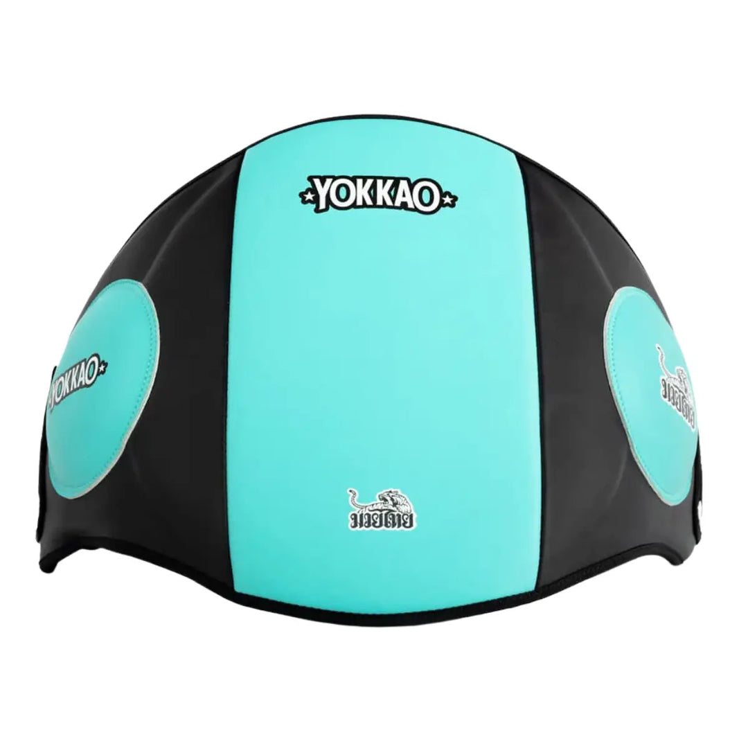 Frontale weergave van de Tiffany YOKKAO belly pad met centraal logo. Het ergonomische ontwerp volgt de vorm van het lichaam. Ideaal voor trainers die veilig combinaties willen opvangen.