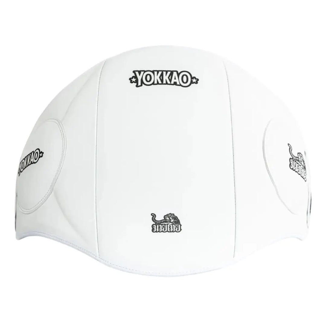Frontale weergave van de witte YOKKAO belly pad met centraal logo. Het ergonomische ontwerp volgt de vorm van het lichaam. Ideaal voor trainers die veilig combinaties willen opvangen.