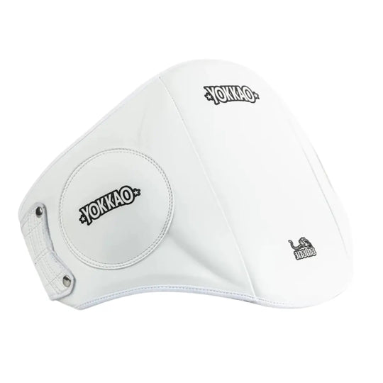 Witte YOKKAO belly pad met strak en minimalistisch design. De ronde zijpanelen en verstelbare sluiting zijn duidelijk zichtbaar. Ideaal voor trainers tijdens boksen en kickboksen.