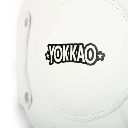 Detail van het YOKKAO logo op de witte belly pad met zichtbaar stikwerk. Het ronde zijpaneel toont hoogwaardige afwerking. Ontworpen voor het opvangen van harde bodyshots.