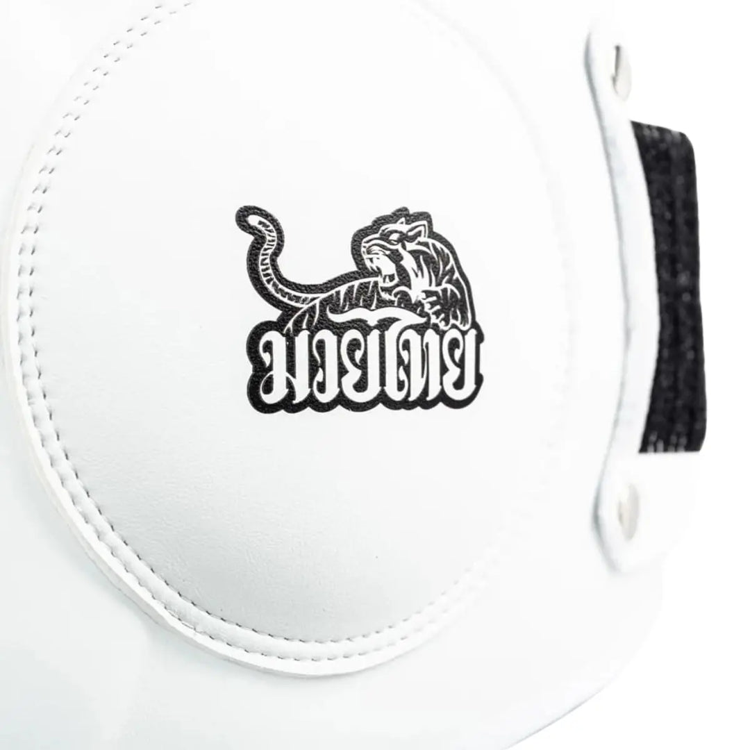 Detail van het YOKKAO tijger op de witte belly pad met zichtbaar stikwerk. Het ronde zijpaneel toont hoogwaardige afwerking. Ontworpen voor het opvangen van harde bodyshots.