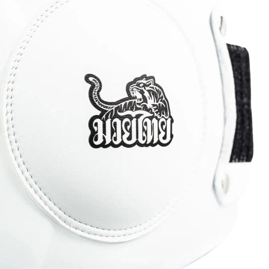 Detail van het YOKKAO tijger op de witte belly pad met zichtbaar stikwerk. Het ronde zijpaneel toont hoogwaardige afwerking. Ontworpen voor het opvangen van harde bodyshots.