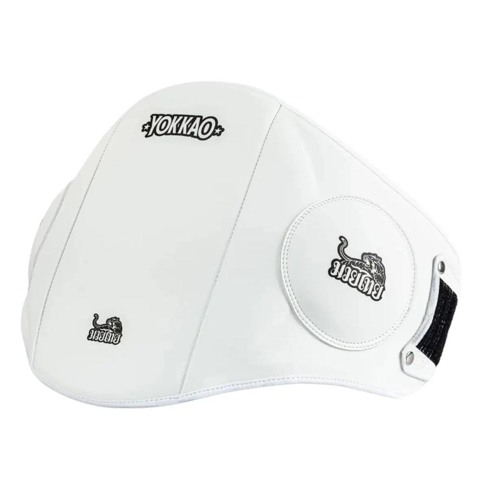 Witte YOKKAO belly pad met strak en minimalistisch design. De ronde zijpanelen en verstelbare sluiting zijn duidelijk zichtbaar. Ideaal voor trainers tijdens boksen en kickboksen.
