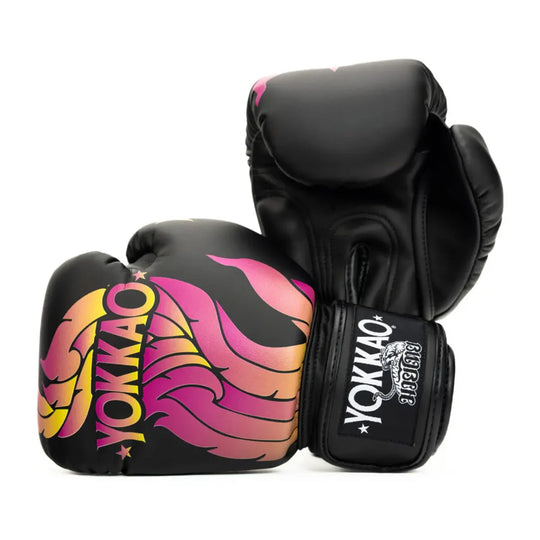Zwart-roze YOKKAO bokshandschoenen in zijaanzicht met opvallende flame-print en stevige padding voor intensieve bokstraining.