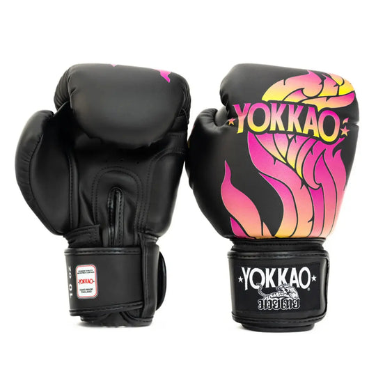 Zwarte YOKKAO bokshandschoenen met felroze en gele flame-print, handgemaakt in Thailand en ontworpen voor intensieve bokstraining.