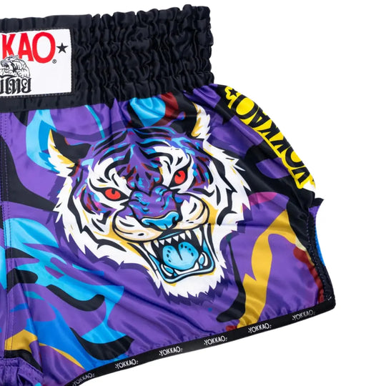 Voorzijde van het YOKKAO Angry Tiger kickboks broekje met grote tijgerprint in paars en blauw. De felle kleuren en grafische lijnen geven het short een krachtige uitstraling. Ideaal voor explosieve bewegingen in de gym.