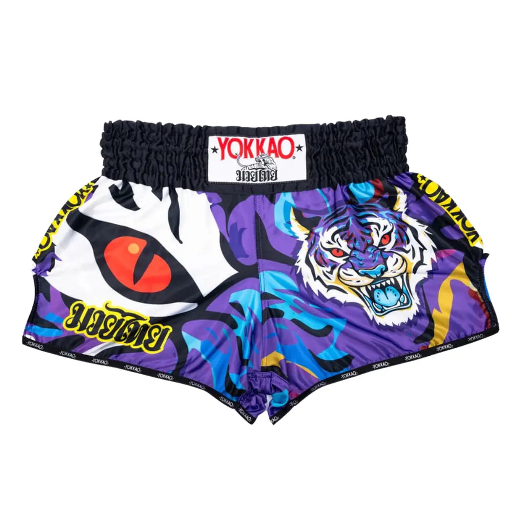 Voorzijde van het YOKKAO Angry Tiger kickboks broekje met grote tijgerprint in paars en blauw. De felle kleuren en grafische lijnen geven het short een krachtige uitstraling. Ideaal voor explosieve bewegingen in de gym.